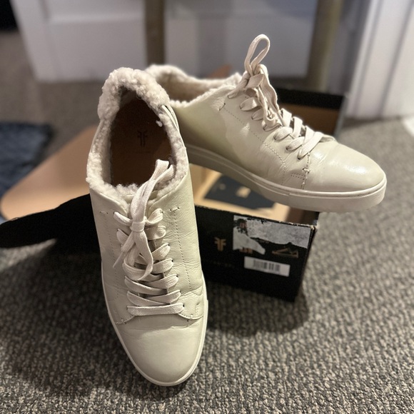Like New w/ Box Frye Ivy Shearling Low Lace Sneaker Size 9.5M / 11W - Picture 1 of 5